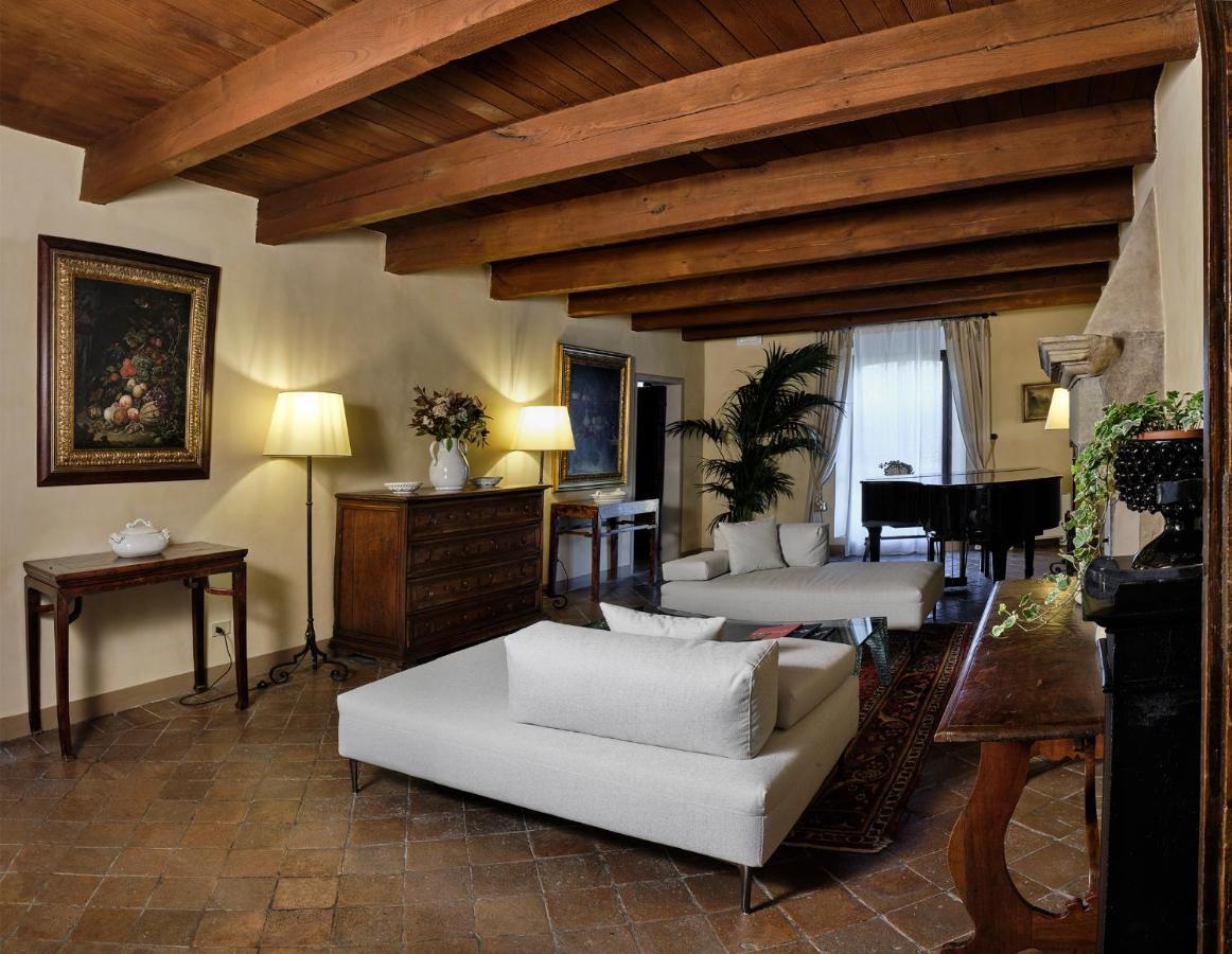 Отель Palazzo Viviani Castello Di Монтегридольфо Экстерьер фото